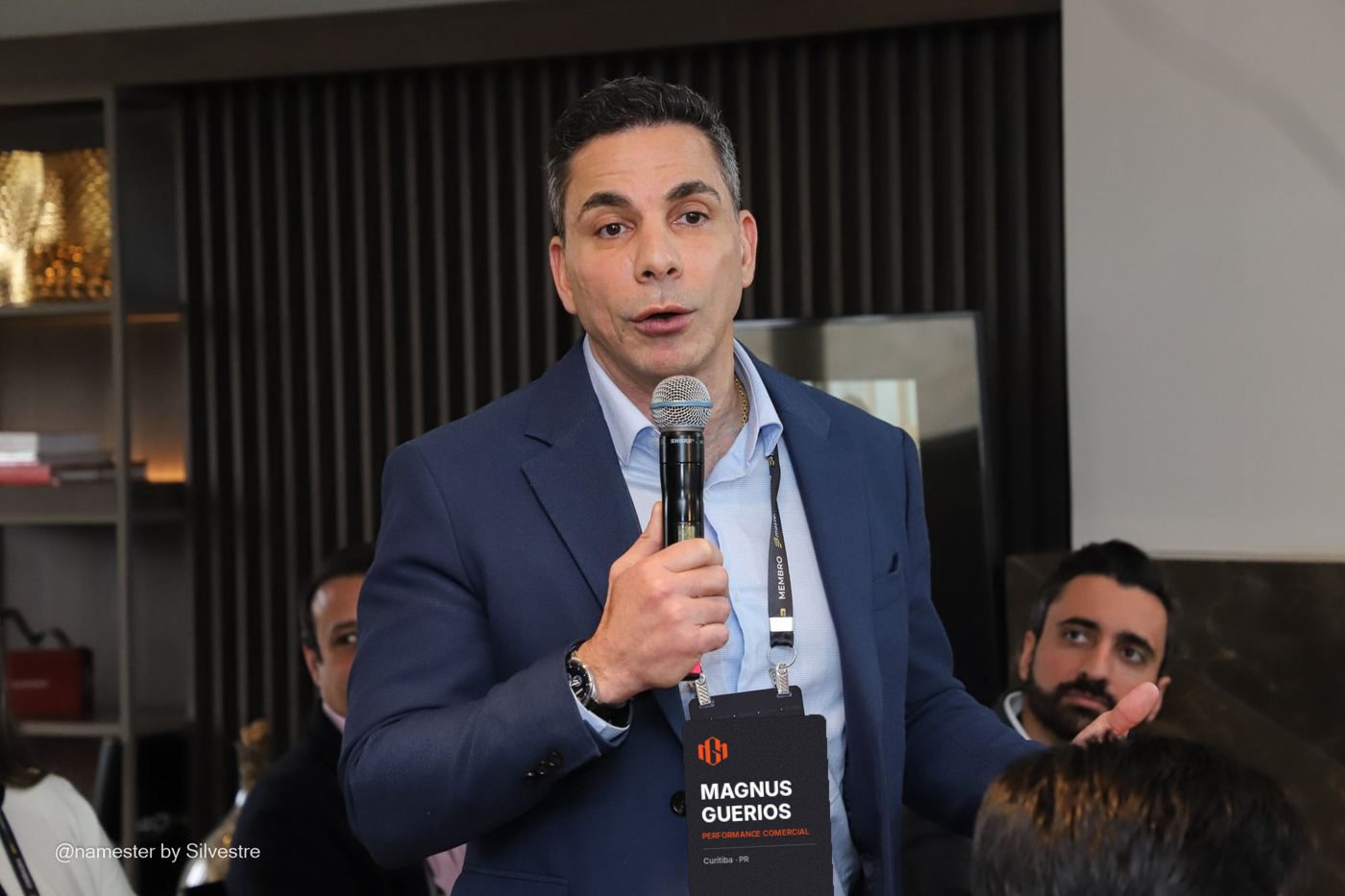 Magnus Guerios conduzindo um encontro com empresários