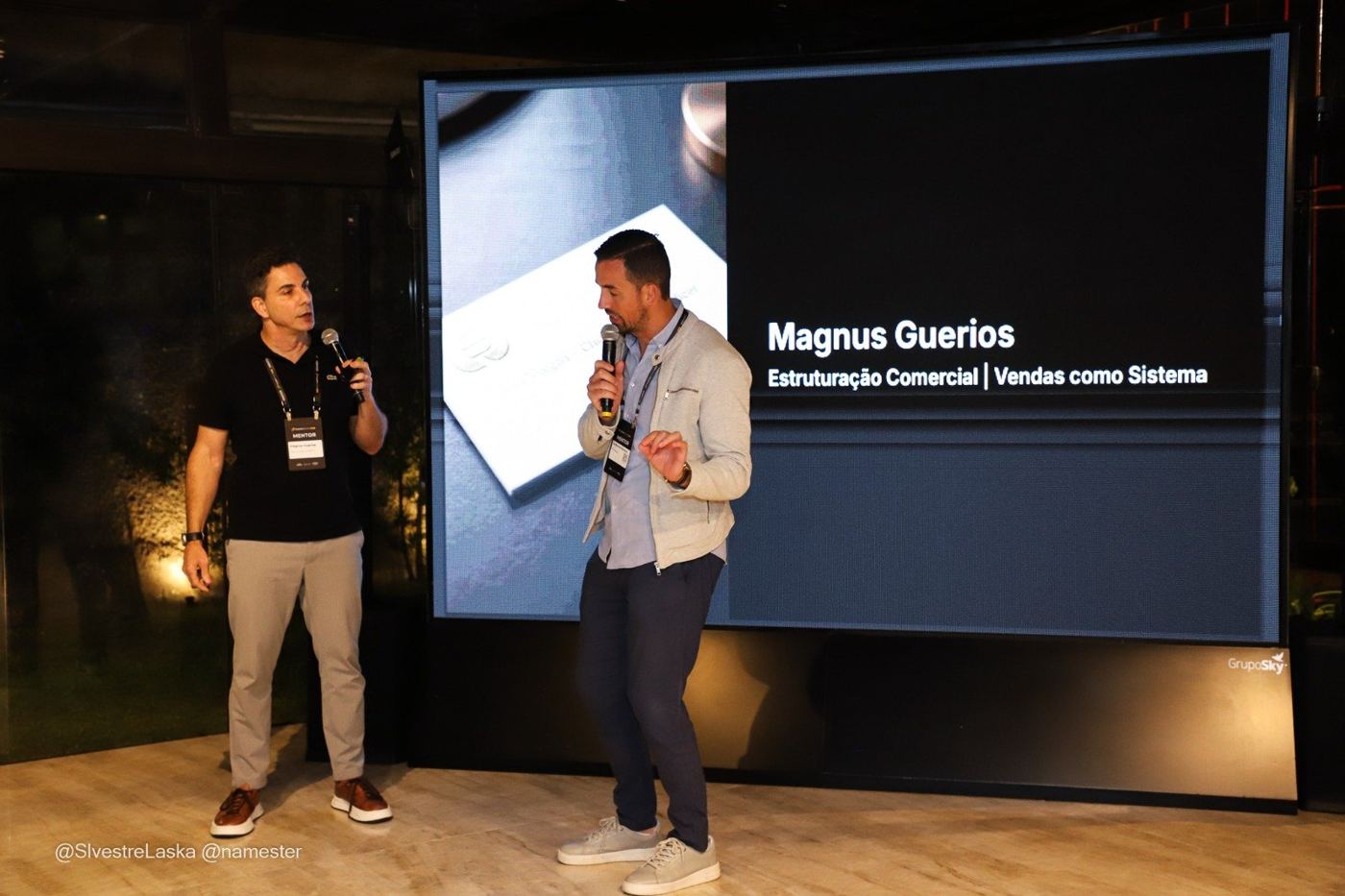 Magnus Guerios no palco, tela com Estruturação Comercial