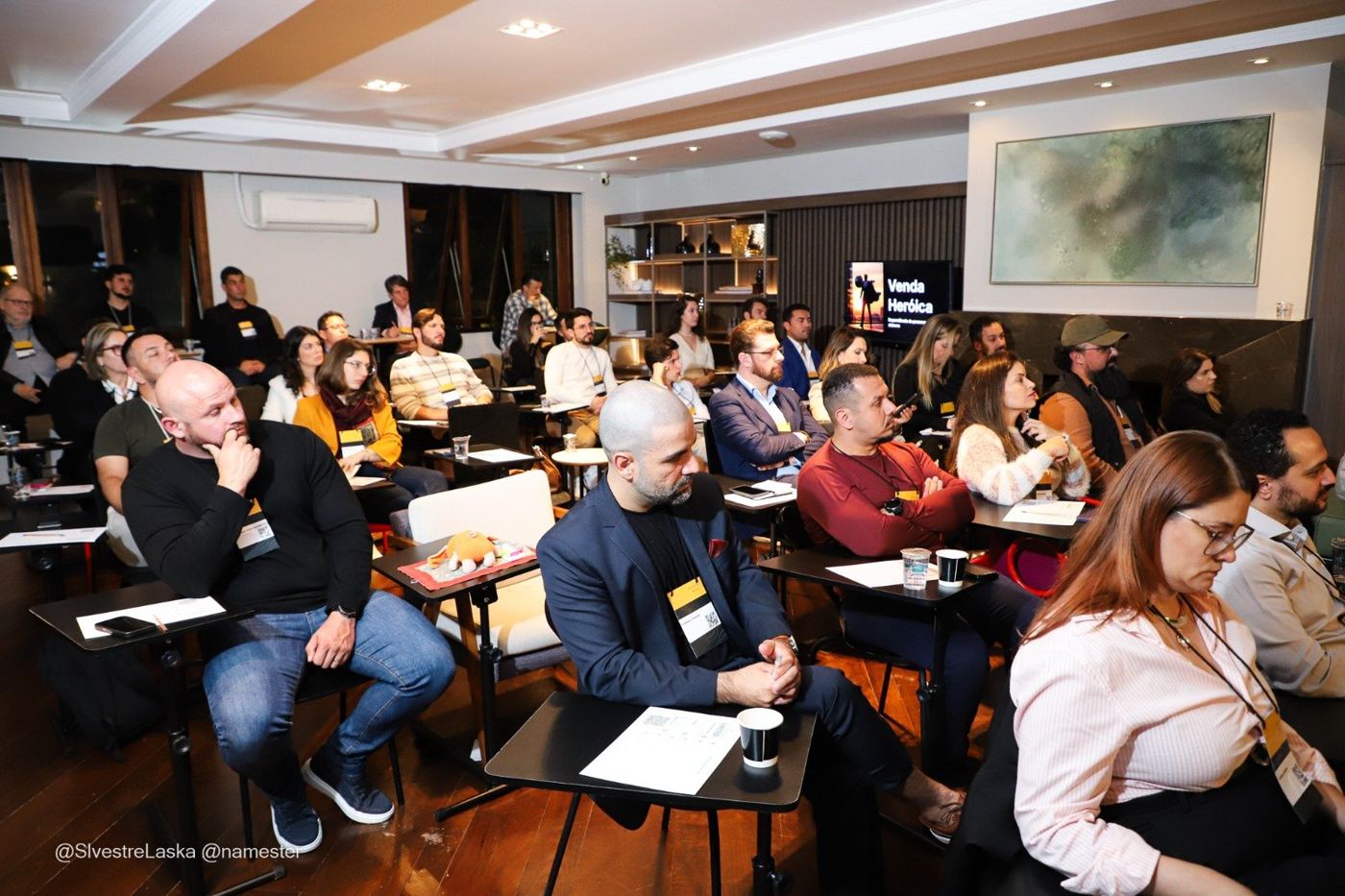 Plateia de empresários em evento Magnus Guerios
